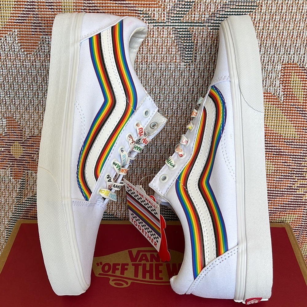 Vans Men’s Old Skool
(Pride) White/True White
VNOA5KRFB5U
Sneakers - athletic - Picture 13 of 16